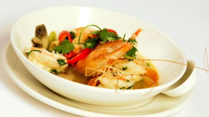 Pálivá polévka Tom yum Koong s krevetami a citronovou trávou Pálivá polévka Tom yum Koong s krevetami a citronovou trávou