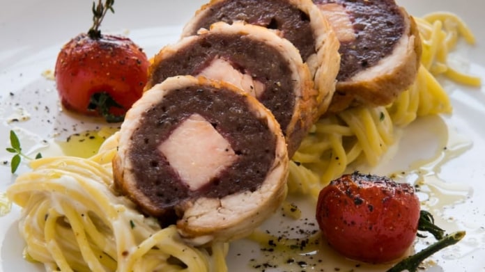 Krůtí roláda s pečenými cherry rajčaty a gorgonzolovou omáčkou Krůtí roláda s pečenými cherry rajčaty a gorgonzolovou omáčkou