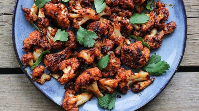 Restovaný květák s chilli a rozmarýnem Restovaný květák s chilli a rozmarýnem