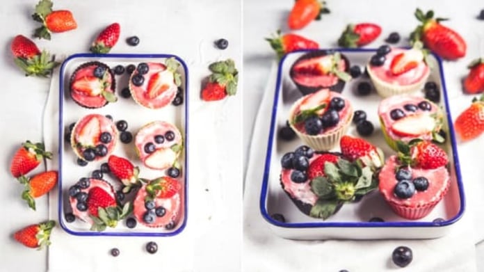 Raw cheesecake košíčky s jahodovou pěnou a ovocem Raw cheesecake košíčky s jahodovou pěnou a ovocem