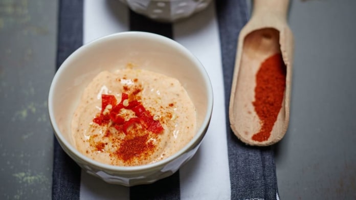 Pikantní domácí majonéza s chilli pastou, ajvarem a kurkumou Pikantní domácí majonéza s chilli pastou, ajvarem a kurkumou