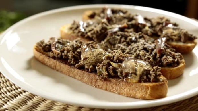 Crostini s drůbežími játry a ledovým vínem Crostini s drůbežími játry a ledovým vínem