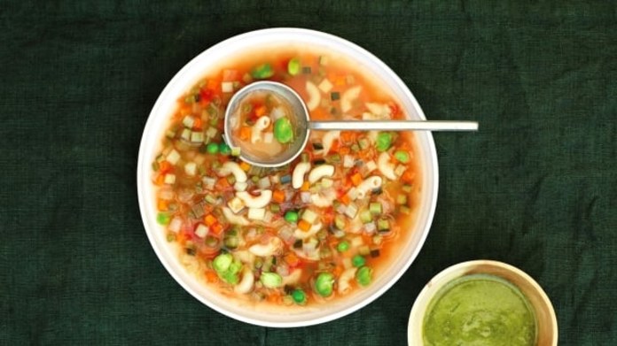 Polévka Minestrone s bazalkovým pestem Polévka Minestrone s bazalkovým pestem