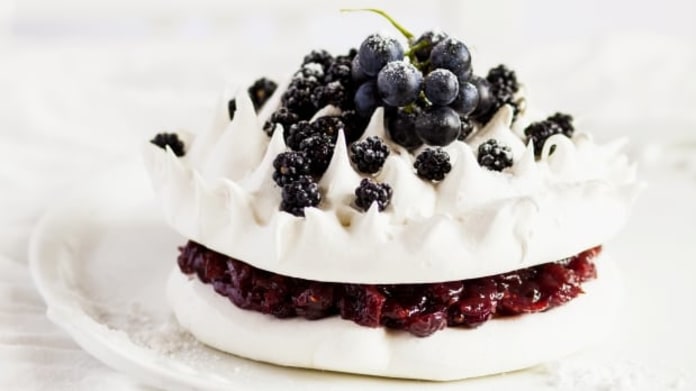 Vacherin s brusinkovým rozvarem a malinami Vacherin s brusinkovým rozvarem a malinami