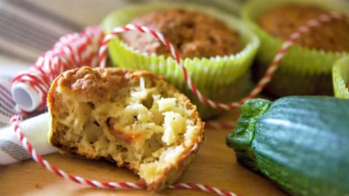 Cuketové muffiny se sýrem a sušenými rajčaty Cuketové muffiny se sýrem a sušenými rajčaty