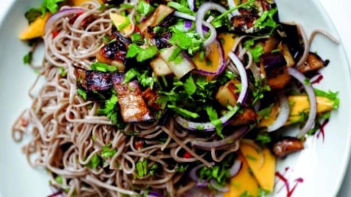 Soba nudle s lilkem a mangem Soba nudle s lilkem a mangem