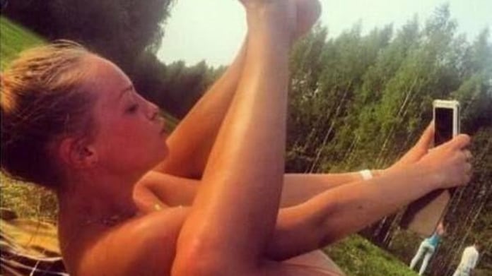 Slečny jsou pro selfíčko ochotné udělat leccos Slečny jsou pro selfíčko ochotné udělat leccos