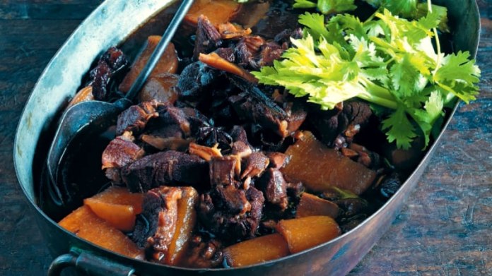 Pomalu dušená hovězí kližka s ředkví Pomalu dušená hovězí kližka s ředkví