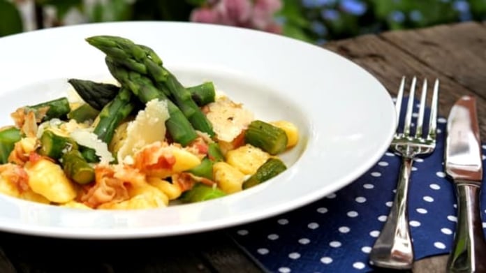Gnocchi s pancettou a zeleným chřestem Gnocchi s pancettou a zeleným chřestem