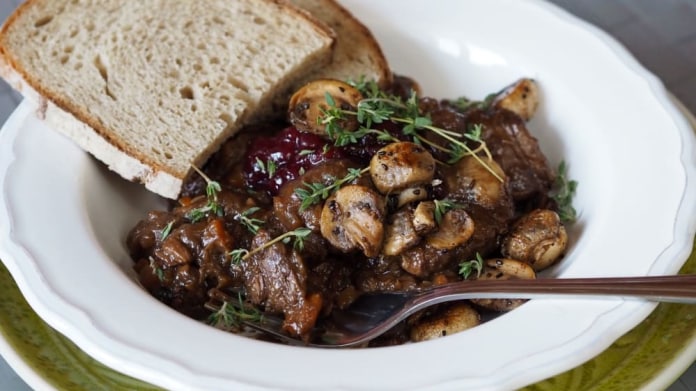 Srnčí ragú na víně se strouhaným perníkem Srnčí ragú na víně se strouhaným perníkem