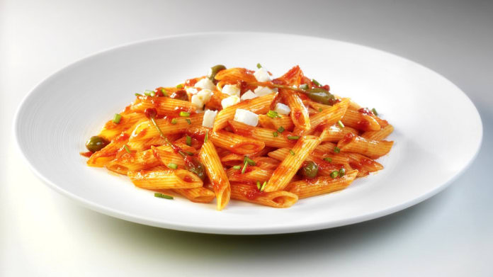 Penne s rajčatovým pyré, kapary a mozzarellou Penne s rajčatovým pyré, kapary a mozzarellou