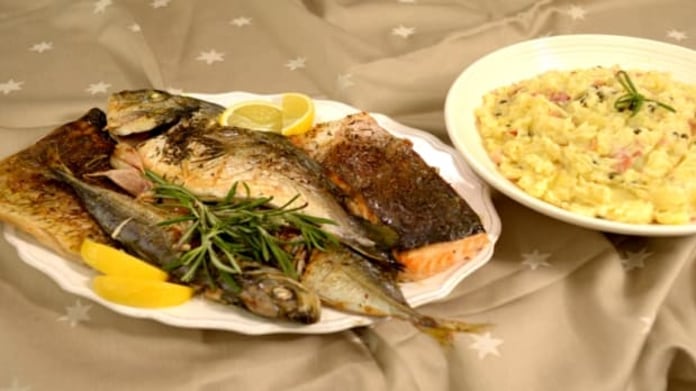 Pestrý rybí pekáč a šťouchané brambory se slaninou a zeleným pepřem Pestrý rybí pekáč a šťouchané brambory se slaninou a zeleným pepřem
