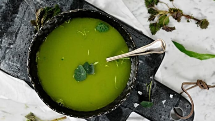 Detoxikační polévka z medvědího česneku a mladých kopřiv Detoxikační polévka z medvědího česneku a mladých kopřiv