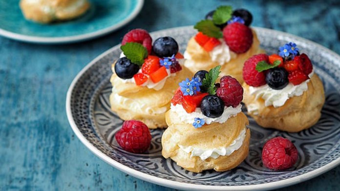 Věnečky s mascarpone a ovocem Věnečky s mascarpone a ovocem