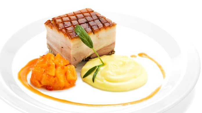 Presovaný bůček s bramborovou kaší, jablečným chutney a omáčkou z cideru Presovaný bůček s bramborovou kaší, jablečným chutney a omáčkou z cideru