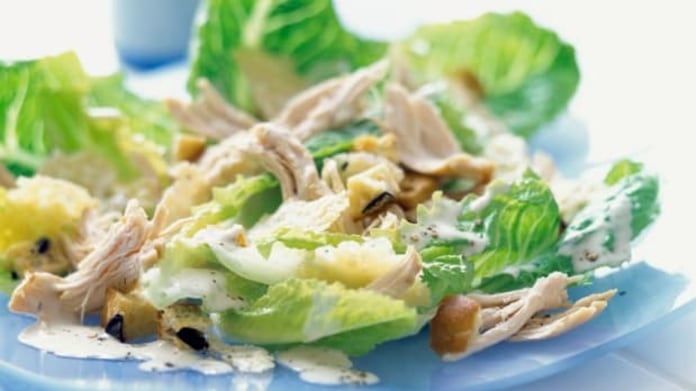 Salát Caesar s kuřetem a parmazánovými chipsy Salát Caesar s kuřetem a parmazánovými chipsy