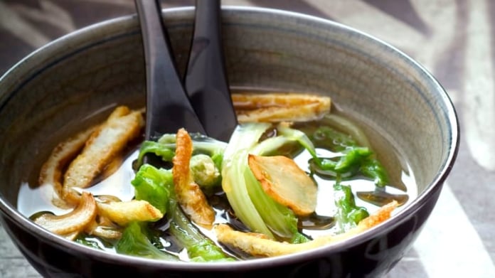 Polévka s pak choi a smaženým vaječným svítkem Polévka s pak choi a smaženým vaječným svítkem
