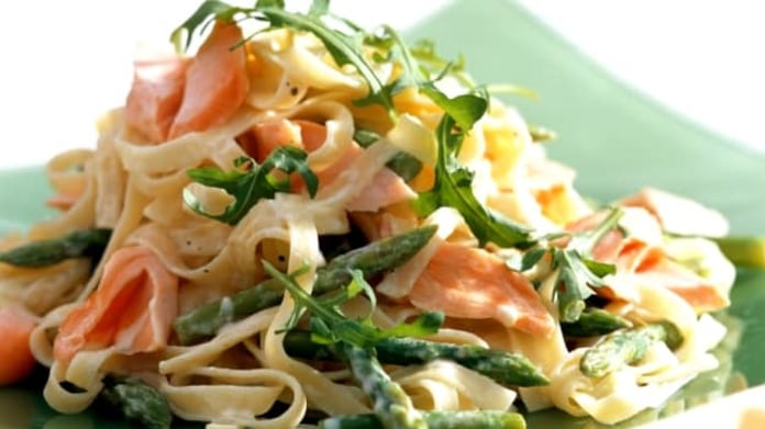Fettuccine s lososem a chřestem Fettuccine s lososem a chřestem
