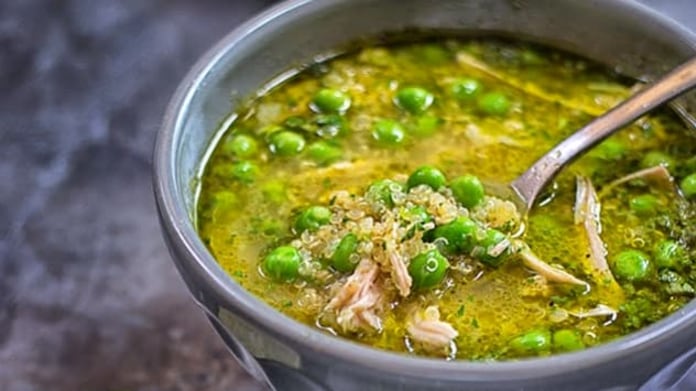 Peruánská kuřecí polévka aquadito s koriandrem a quinoou Peruánská kuřecí polévka aquadito s koriandrem a quinoou