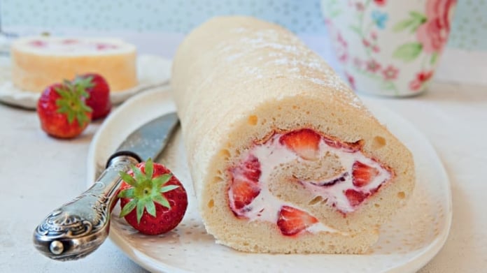 Jahodová roláda s citronovou vůní Jahodová roláda s citronovou vůní
