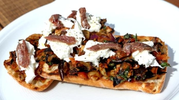 Crostini s lilkem, ančovičkami a mozzarellou Crostini s lilkem, ančovičkami a mozzarellou