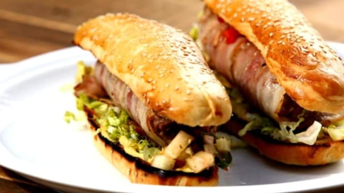 Domácí hot dog s chipotle salsou Domácí hot dog s chipotle salsou