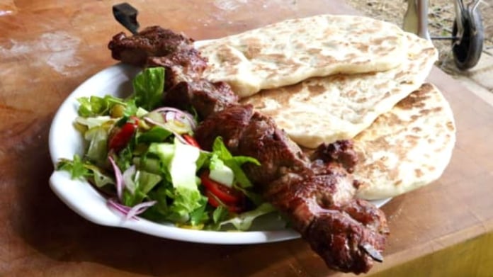 Naan bread s jehněčím šašlikem Naan bread s jehněčím šašlikem