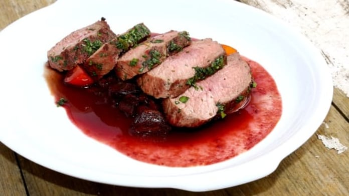 Steak ze pštrosa s omáčkou z vína shiraz Steak ze pštrosa s omáčkou z vína shiraz