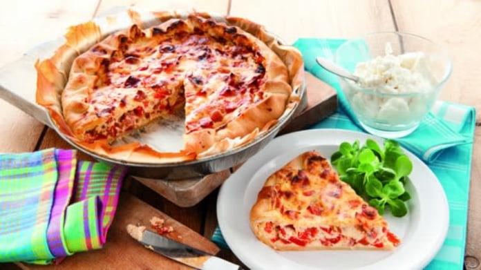 Slaný koláč s ricottou, pancettou a paprikou Slaný koláč s ricottou, pancettou a paprikou