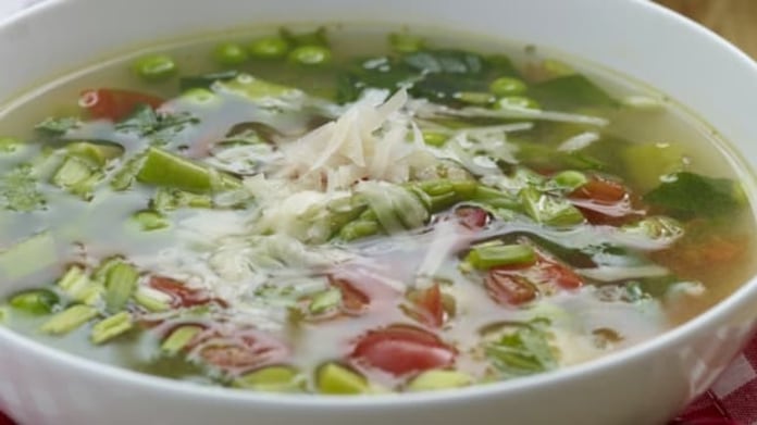 Jarní polévka minestrone s těstovinovou rýží Jarní polévka minestrone s těstovinovou rýží
