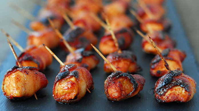 Kuřecí jednohubky s omáčkou Sriracha Kuřecí jednohubky s omáčkou Sriracha