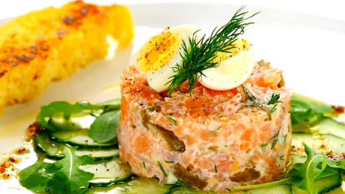 Tatarák z uzeného lososa a okurkové carpaccio Tatarák z uzeného lososa a okurkové carpaccio