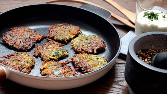 Veganské bramboráčky s bylinkovou omáčkou Veganské bramboráčky s bylinkovou omáčkou