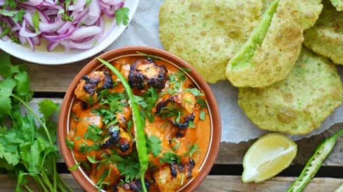 Butter chicken s hráškovým poori Butter chicken s hráškovým poori