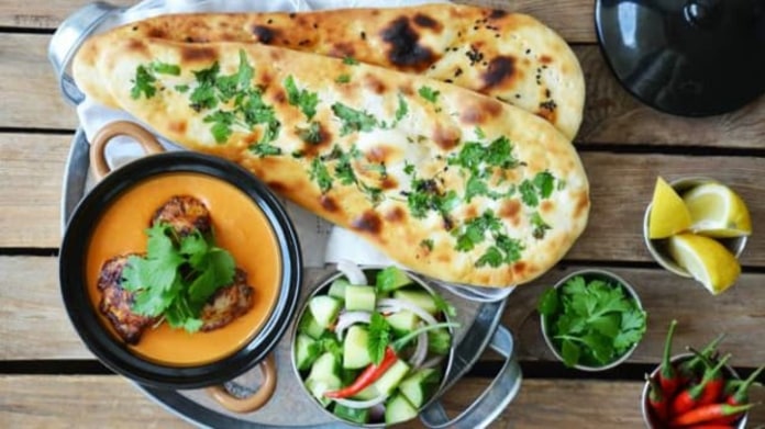 Kuřecí tikka masala s plackami naan a okurkovým salátem Kuřecí tikka masala s plackami naan a okurkovým salátem