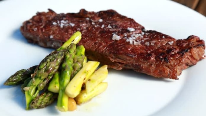 Steak s chřestovým salátem Steak s chřestovým salátem