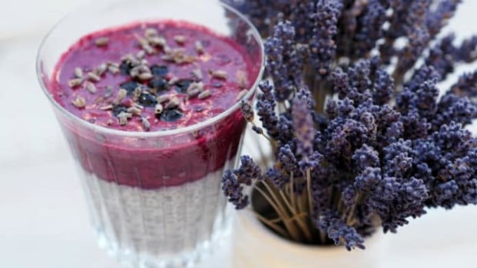 Levandulový chia pudink s borůvkovým smoothie Levandulový chia pudink s borůvkovým smoothie