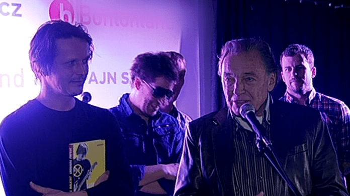 Video VIP zprávy: Karel Gott pokřtil novou desku skupině Chinaski Video VIP zprávy: Karel Gott pokřtil novou desku skupině Chinaski