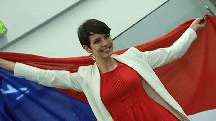 Video VIP zprávy: Miss Gábina Kratochvílová si na cesty vzala i českou vlajku! Video VIP zprávy: Miss Gábina Kratochvílová si na cesty vzala i českou vlajku!