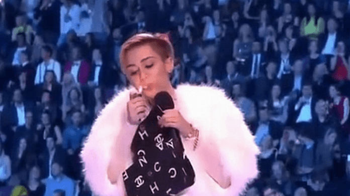 Video VIP zprávy: Miley Cyrus je chronická skandalistka: v přímém přenosu si zapálila jointa! Video VIP zprávy: Miley Cyrus je chronická skandalistka: v přímém přenosu si zapálila jointa!