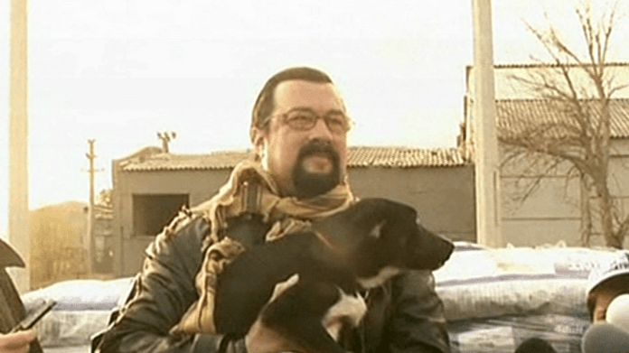 Video VIP zprávy: Herec Steven Seagal adoptoval v Rumunsku psa z útulku Video VIP zprávy: Herec Steven Seagal adoptoval v Rumunsku psa z útulku