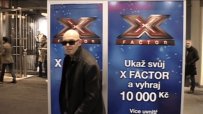 Video VIP zprávy: Ota Klempíř jako první vyzkoušel budku X-factoru umístěnou v pražském Palladiu Video VIP zprávy: Ota Klempíř jako první vyzkoušel budku X-factoru umístěnou v pražském Palladiu