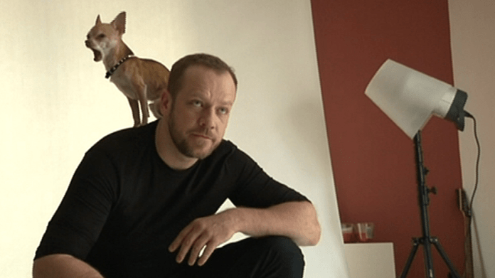 Video VIP zprávy: Herec Filip Blažek se kvůli nové hře fotil s čivavou Emilem Video VIP zprávy: Herec Filip Blažek se kvůli nové hře fotil s čivavou Emilem