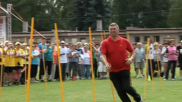 Video VIP zprávy: Imrich Bugár si vyzkoušel slalom, přestože má bolavá kolena Video VIP zprávy: Imrich Bugár si vyzkoušel slalom, přestože má bolavá kolena