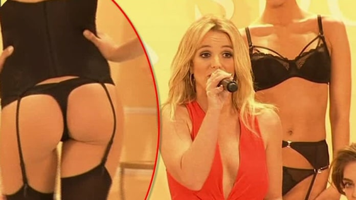 Video VIP zprávy: Britney Spears a její kolekce spodního prádla, kterou prezentovala na newyorském fashion weeku Video VIP zprávy: Britney Spears a její kolekce spodního prádla, kterou prezentovala na newyorském fashion weeku