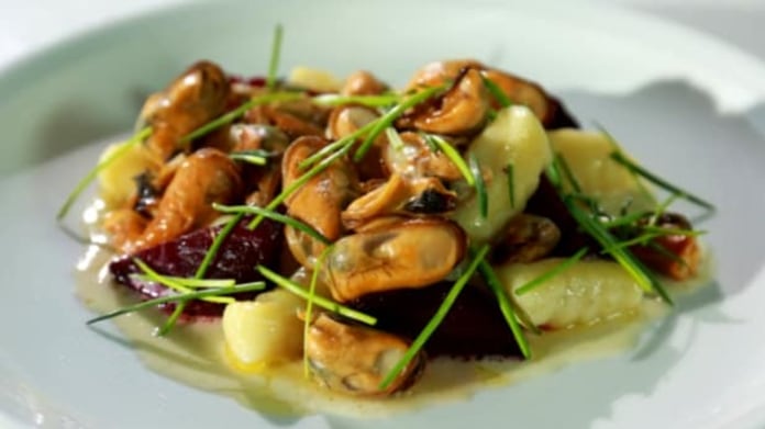 Slávky s červenou řepou a bramborovými gnocchi Slávky s červenou řepou a bramborovými gnocchi