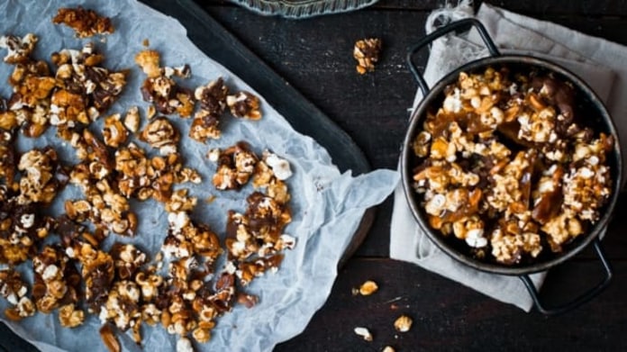 Karamelový popcorn s arašídy a čokoládou Karamelový popcorn s arašídy a čokoládou