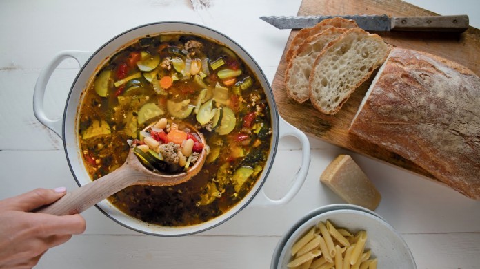 Vydatná minestrone s pikantní klobásou a fazolemi Vydatná minestrone s pikantní klobásou a fazolemi