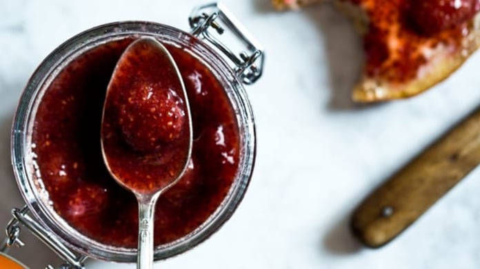 Jahodová marmeláda s chia semínky a vanilkou Jahodová marmeláda s chia semínky a vanilkou