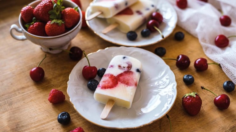 Domácí jogurtové nanuky s letním ovocem